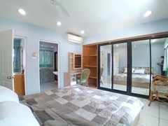House for rent Pattaya Pong showing the master bedroom suite 