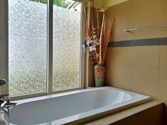 House for rent Pattaya at Siam Royal View showing the master bathroom with bathtub 