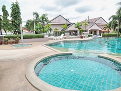 House For Rent Pattaya showing the communal swimming pool 