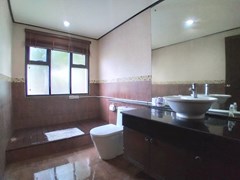 House for rent Pattaya showing the guest bathroom  