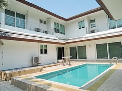 House for rent Pattaya showing the house and pool 