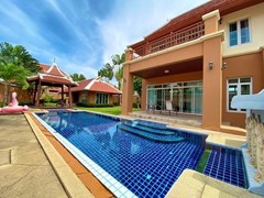 House for rent East Pattaya showing the house and pool 