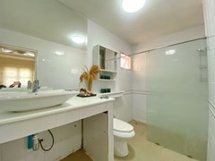 House for rent Pattaya showing the master bathroom