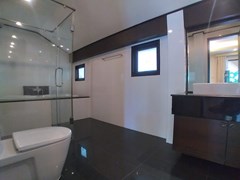House for rent Pattaya showing the master bathroom  
