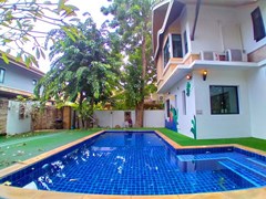 House for rent Pattaya showing the pool and poolside shower 