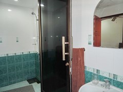 House for rent Pratumnak Hill Pattaya showing the second bathroom