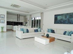 House for rent The Vineyard Pattaya showing the large living area