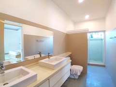 House for rent at The Vineyard Pattaya showing the master bathroom 