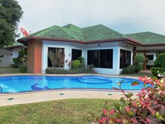 House for rent East Pattaya showing the house and pool