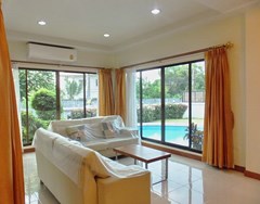 House for rent East Pattaya showing the living area poolside 