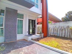 House for rent East Pattaya showing the car park and garden 