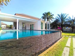 House for rent East Pattaya showing the communal pool