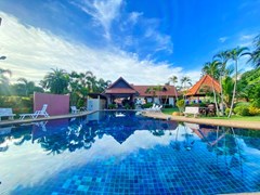 House for rent East Pattaya showing the communal pool 