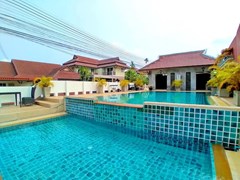 House for rent East Pattaya showing the communal pool 