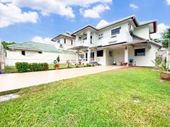 House for rent East Pattaya showing the house, terrace and garden