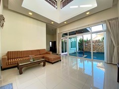 House for rent East Pattaya showing the living area pool view 