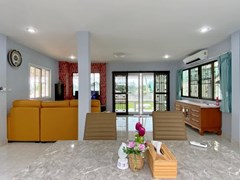 House for sale East Pattaya showing the living, dining and entrance 