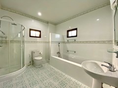 House for rent East Pattaya showing the master bathroom 