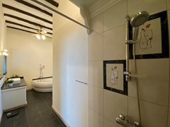 House for rent East Pattaya showing the master bathroom