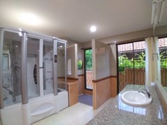 House for rent East Pattaya showing the master bathroom 