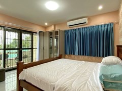 House for sale East Pattaya showing the master bedroom 