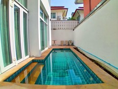 House for rent East Pattaya showing the pool 