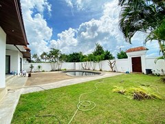 House for rent Mabprachan Pattaya showing the garden and pool 