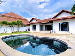 House for rent Mabprachan Pattaya showing the house, garden and pool 