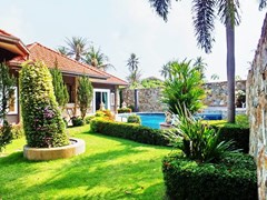 House for rent Nongplalai Pattaya showing the garden and pool 