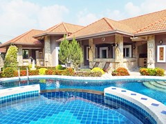 House for rent Nongplalai Pattaya showing the house and pool 