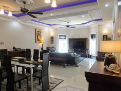 House for rent Nongplalai Pattaya showing the living and dining areas 