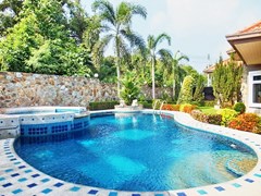 House for rent Nongplalai Pattaya showing the pool and Jacuzzi 