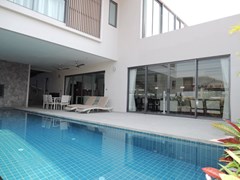 House for sale Amaya Hill Pattaya showing the house and pool 