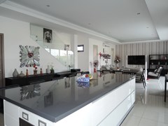 House for sale Amaya Hill Pattaya showing the large kitchen island 