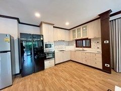 House for rent Central Pattaya showing the kitchen 