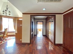 House for sale East Pattaya showing the walk in wardrobes 