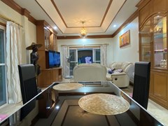 House for sale East Pattaya showing the dining area 