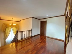 House for sale East Pattaya showing the hallway 