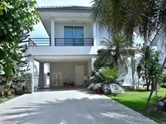 House for sale East Pattaya showing the house and carport 
