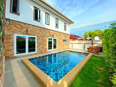House for sale East Pattaya showing the house, garden and pool 