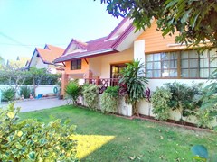 House for sale East Pattaya showing the house, terrace and garden 