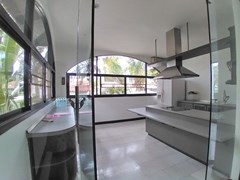 House for sale East Pattaya showing the kitchen 