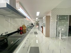 House for sale East Pattaya showing the kitchen 