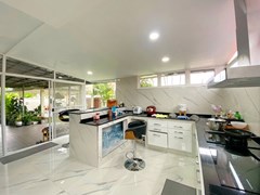 House for sale East Pattaya showing the kitchen and breakfast bar 