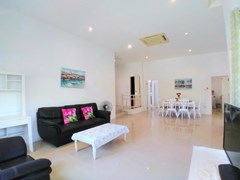 House for sale East Pattaya showing the living and dining areas 