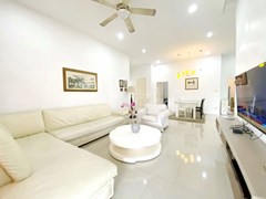 House for sale East Pattaya showing the living and dining areas 