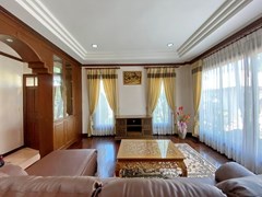 House for sale East Pattaya showing the first living area 