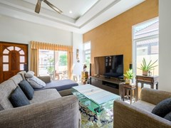 House for sale East Pattaya showing the living area 