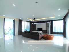 House for sale East Pattaya showing the living room 