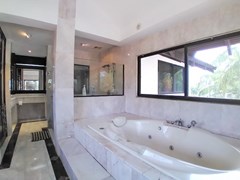 House for sale East Pattaya showing the master bathroom 